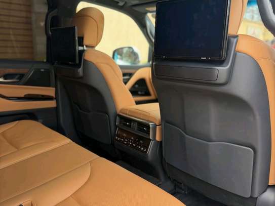 2020 Lexus LX600 image 3