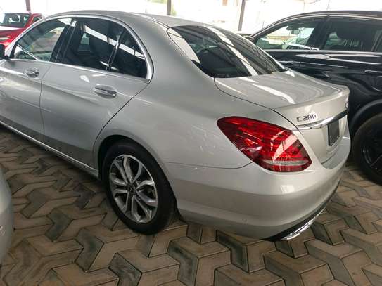 Mercedes Benz C200 image 4