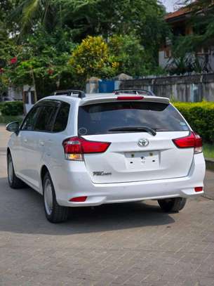 Toyota fielder hybrid image 5