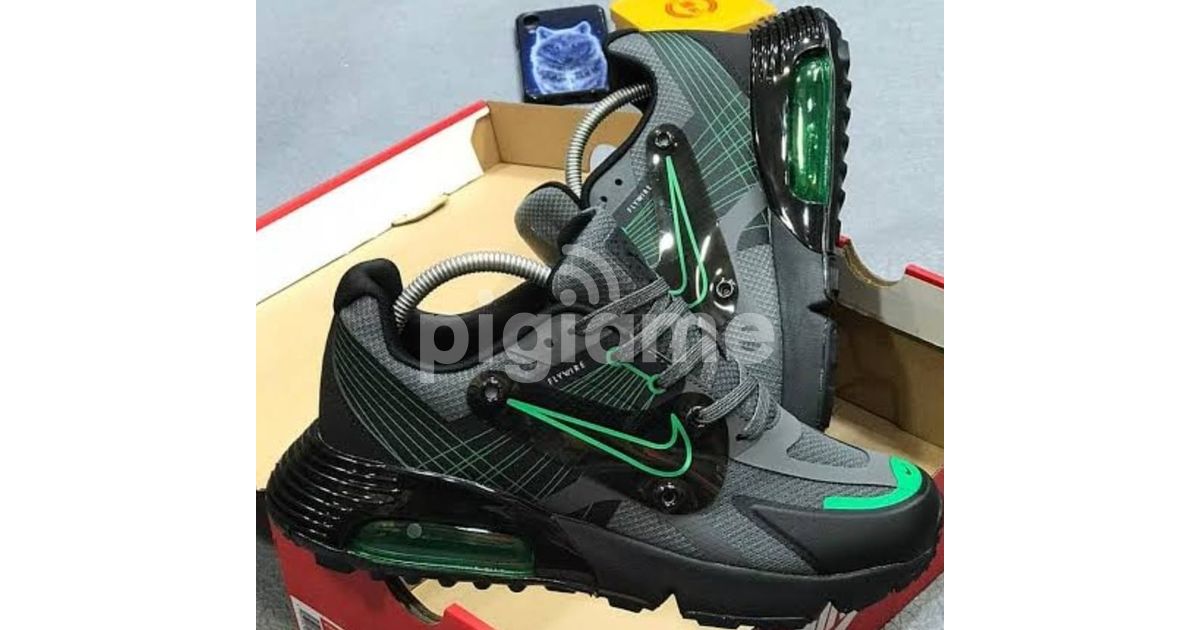 Nike flywire green top