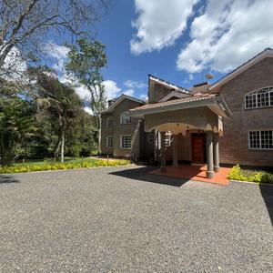 A lovely 5 Bedrooms House with DSQ

Features
Beautiful 5 bedrooms all en-suite with moderns finishing
Study room
Family room with fireplace
Sitting room with a fire place opening out to the garden
Fitted kitchen 
One bedroom guest wing
Two sq
Power backup
Lockable garage

USD 2000