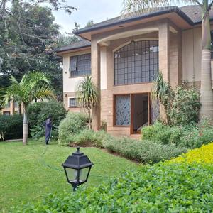 Modern 4 bedroom Townhouse in a nice gated community.
Well secured and in a good location, good environment for kids.
All bedrooms are en suite
Has a cloak room
Family Tv ROOM
Dining area
Sunken lounge with fireplace.
Dsq for 2
Ample parking
Nice beautiful garden /Mature trees