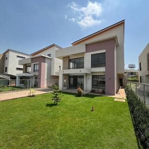 Modern 4 Bedroom Townhouse plus DSQ off Kiambu Road.

Monthly Rental: Ksh. 300,000.

Key Features:

*   Four generously sized en-suite bedrooms.
*   Dedicated family/TV room.
*   Contemporary, fully equipped kitchen.
*   Access to a swimming pool and clubhouse.

Prime Location Benefits:

*   Within walking distance of Regis School.
*   Conveniently located near Ciata Mall, Windsor Golf Club, and other essential amenities.