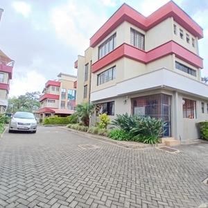 Beautiful modern 5 bedrooms townhouse with, tv room. All en suite bedrooms, modern kitchen spacious lounge, loundry room, pantry and its in vicinity to good schools of nairobi international schools. Braeburn schools, Rusinga school and other leading kindergartens
Rent price Ksh. 350,000