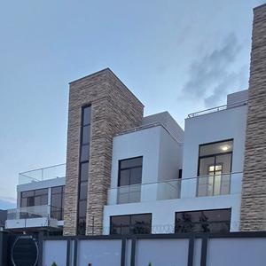 This four-bedroom maisonette in Ruiru Varsityville Estate features a modern flat roof, an open-plan living/dining area, a fitted kitchen, en-suite bathrooms, and solar water heating.