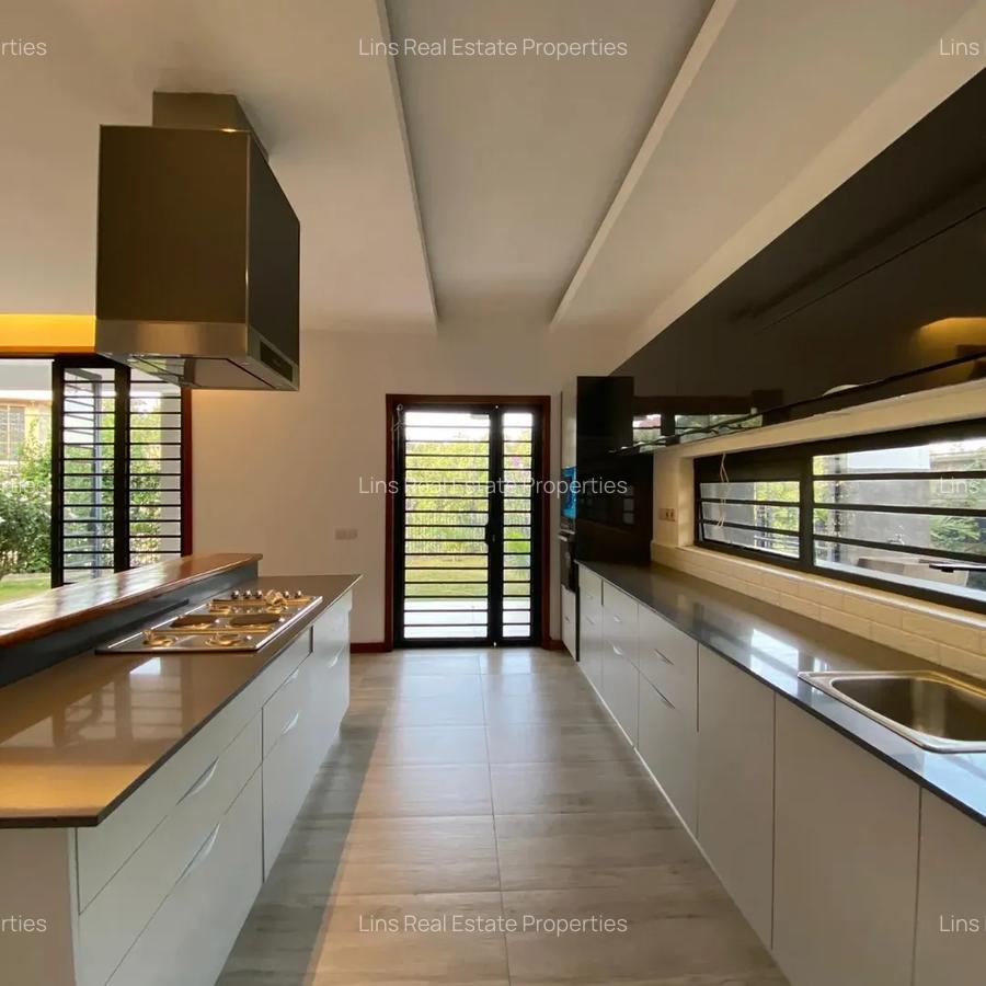 3 Bed House with En Suite in Rosslyn - 2