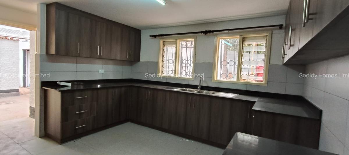 4 Bed House with En Suite in Westlands Area - 2