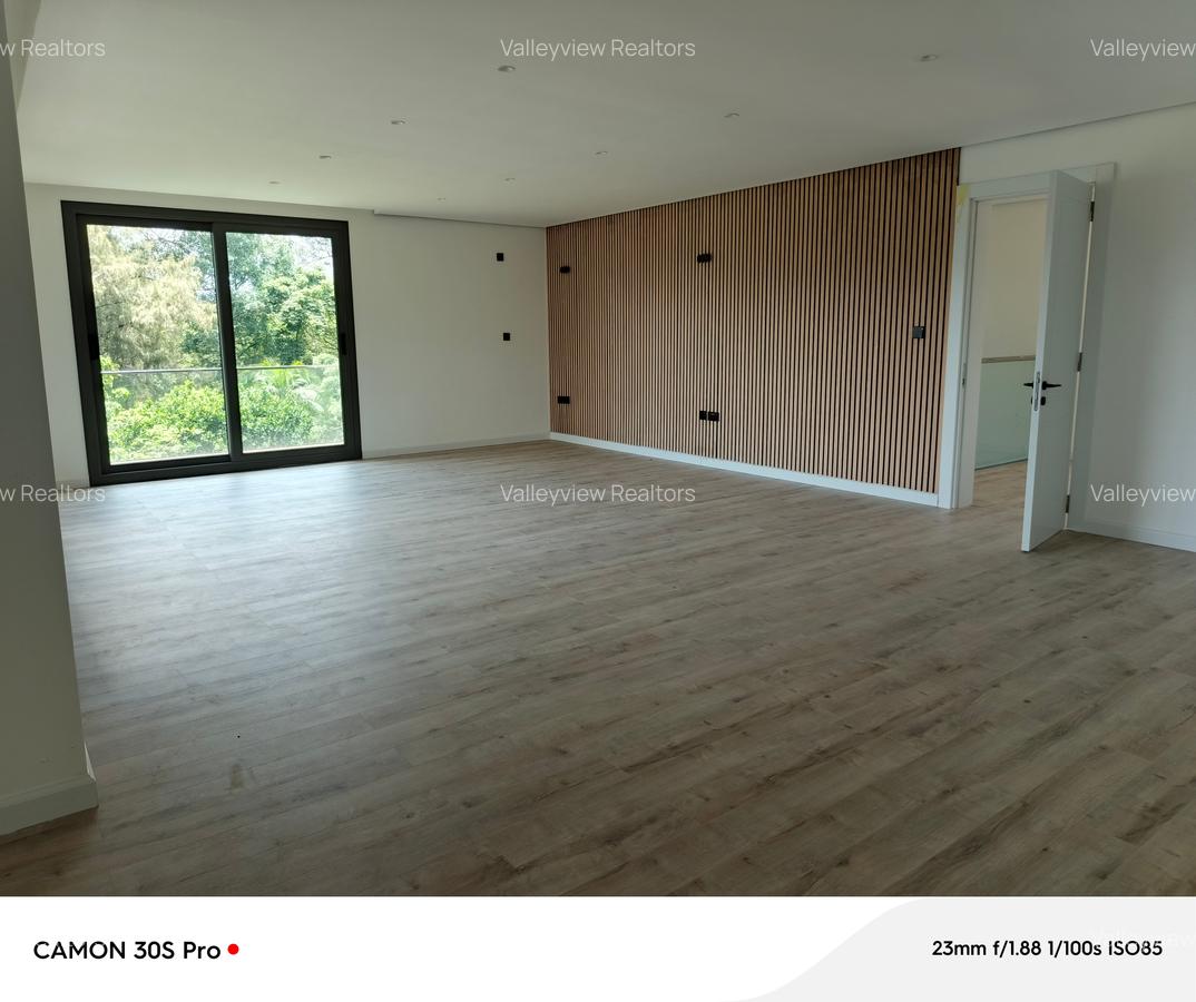5 Bed Townhouse with En Suite at Lavington - 16