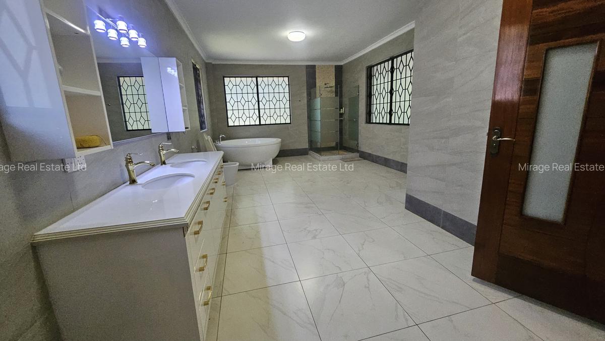 5 Bed Townhouse with En Suite in Gigiri - 14