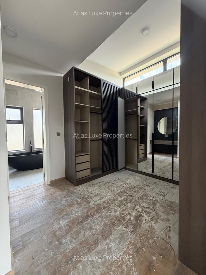 5 Bed Townhouse with En Suite at Old Runda - 10
