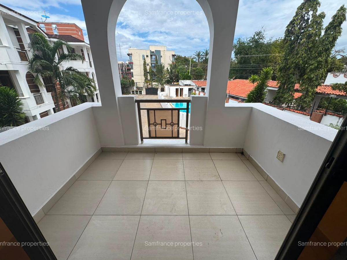 Serviced 2 Bed Apartment with En Suite at Greenwood - 5