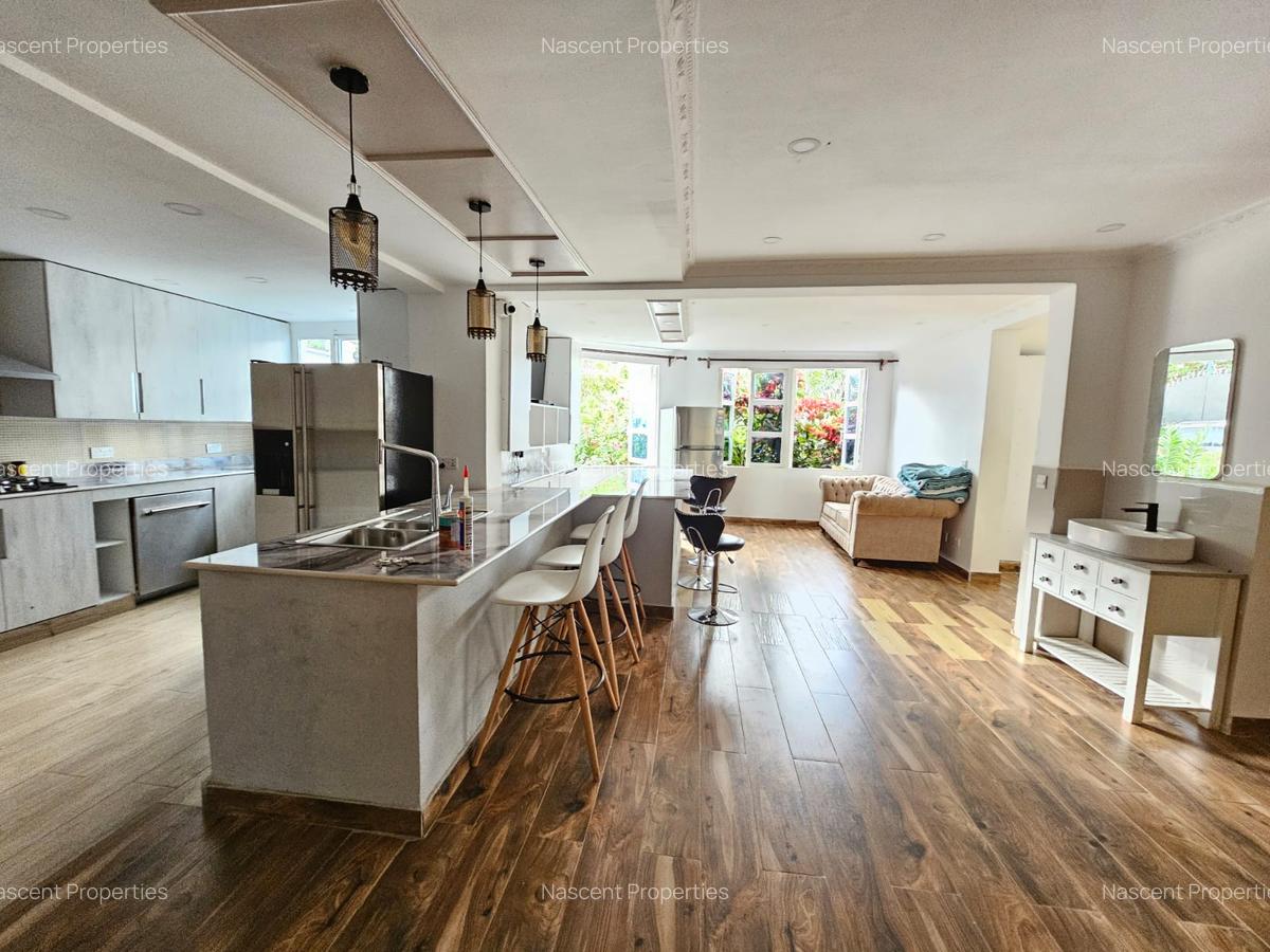 6 Bed House with En Suite in Runda - 3