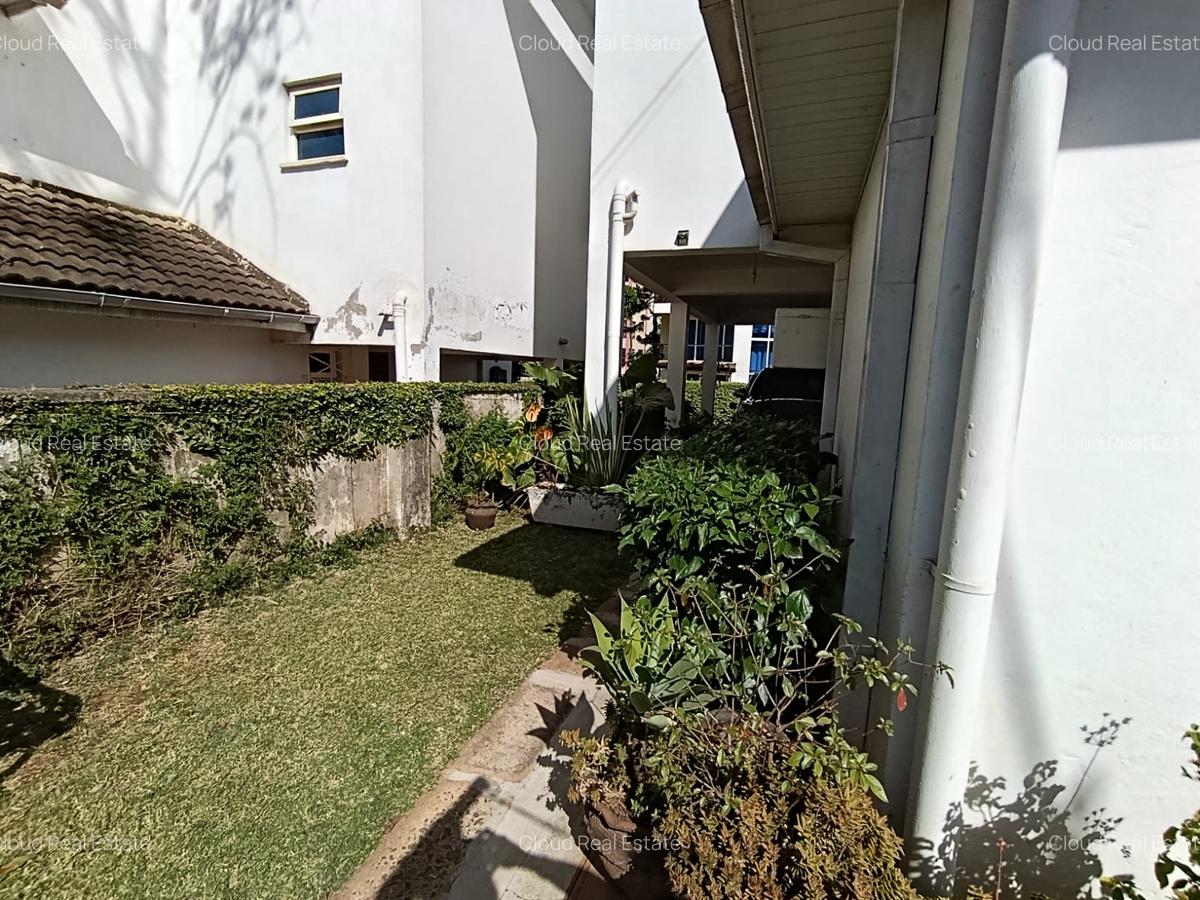 4 Bed House with En Suite in Lavington - 10