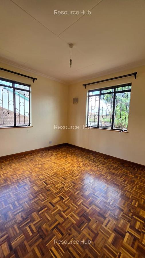 4 Bed House with En Suite at Mountain View - 11