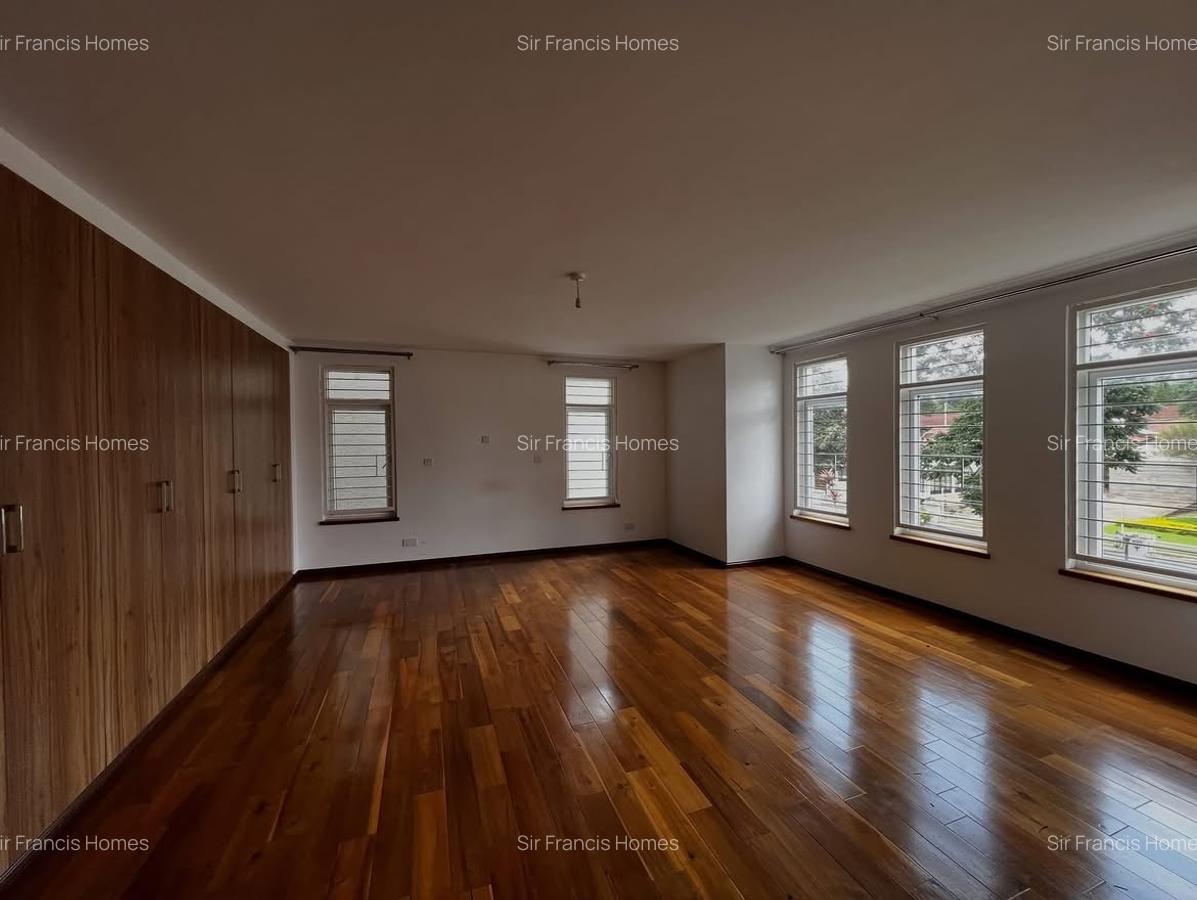 5 Bed Townhouse with En Suite at Lavington - 4