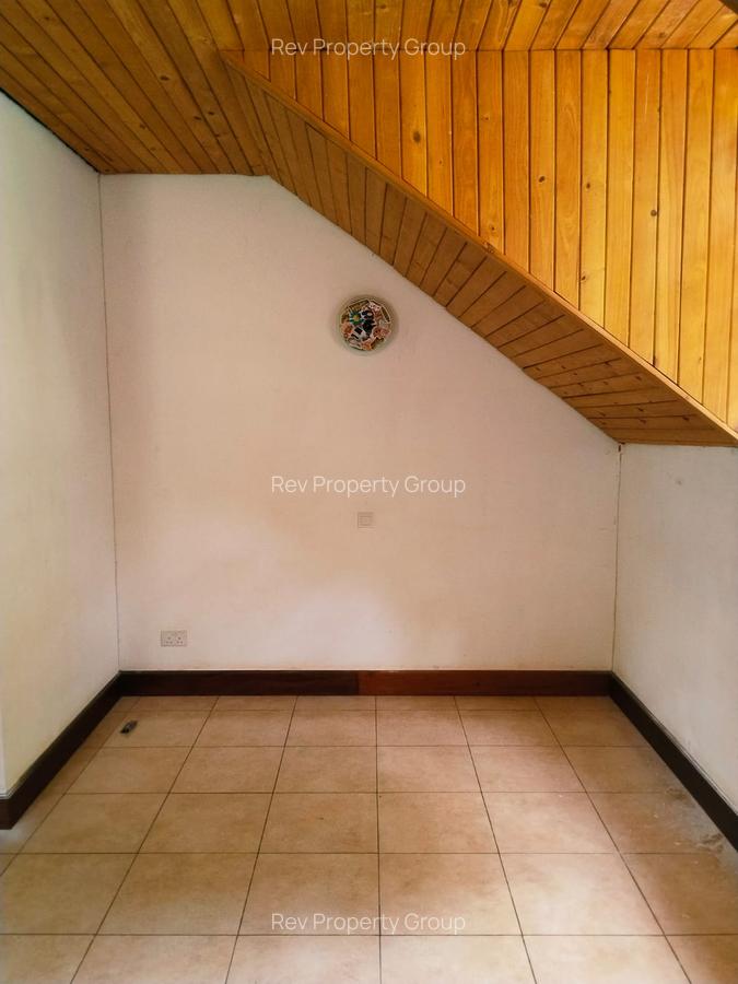 4 Bed Villa with En Suite in Rosslyn - 17