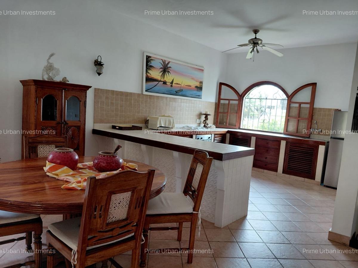 4 Bed House with En Suite at Watamu Beach - 4
