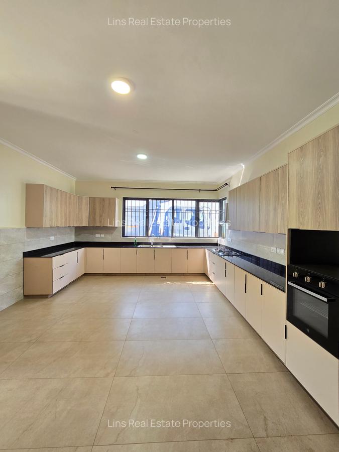 6 Bed House with En Suite in Loresho - 12