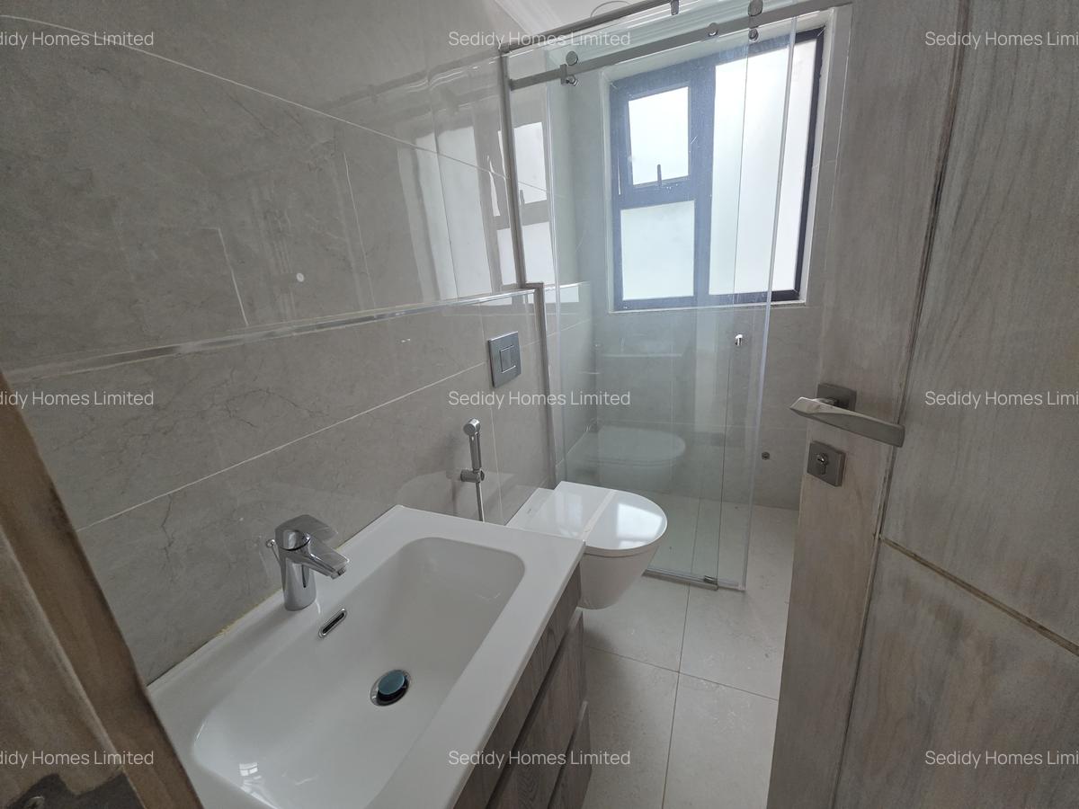 6 Bed Villa with En Suite in Runda - 4