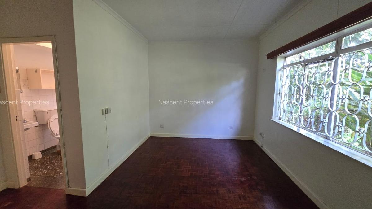 4 Bed House with En Suite in Rosslyn - 10