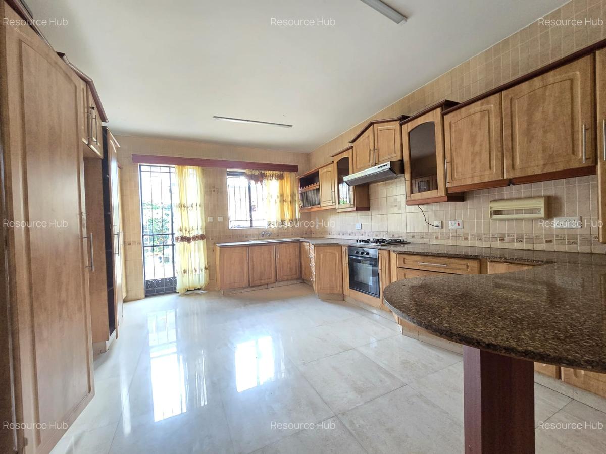 4 Bed Townhouse with En Suite at Off Brook House Drive - 7