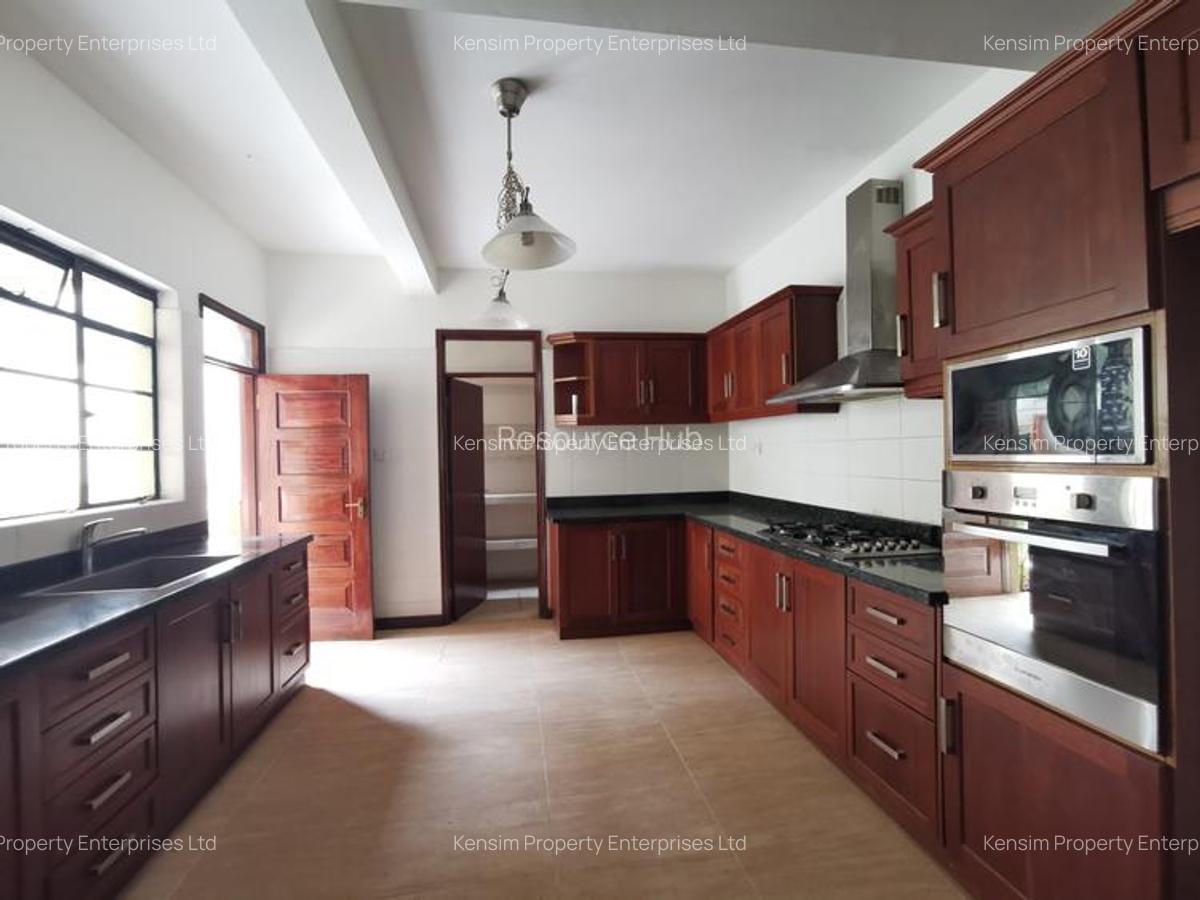 4 Bed Townhouse with En Suite in Spring Valley - 1