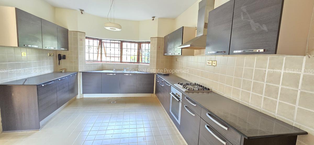5 Bed Townhouse with En Suite in Runda - 17