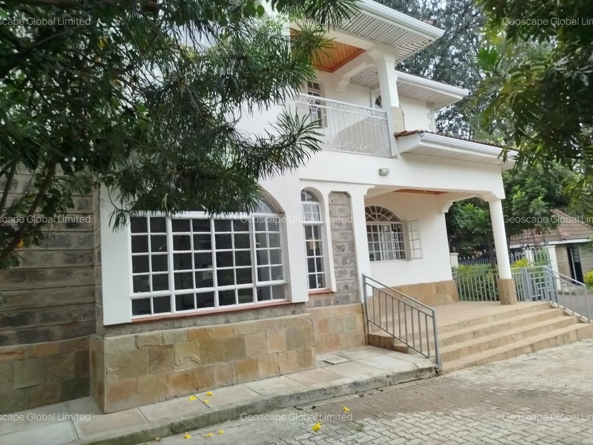 5 Bed House with En Suite in Lavington - 1