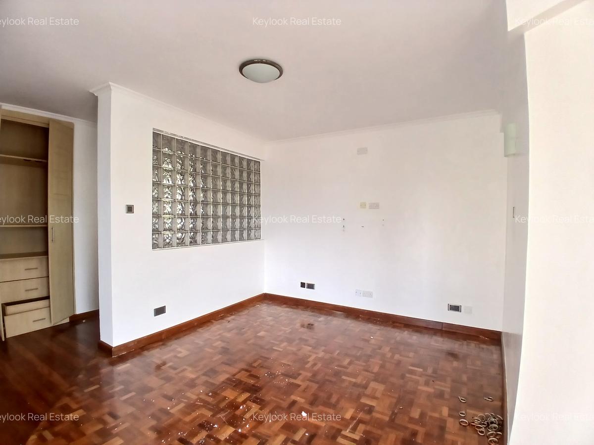 5 Bed Townhouse with En Suite in Lavington - 12