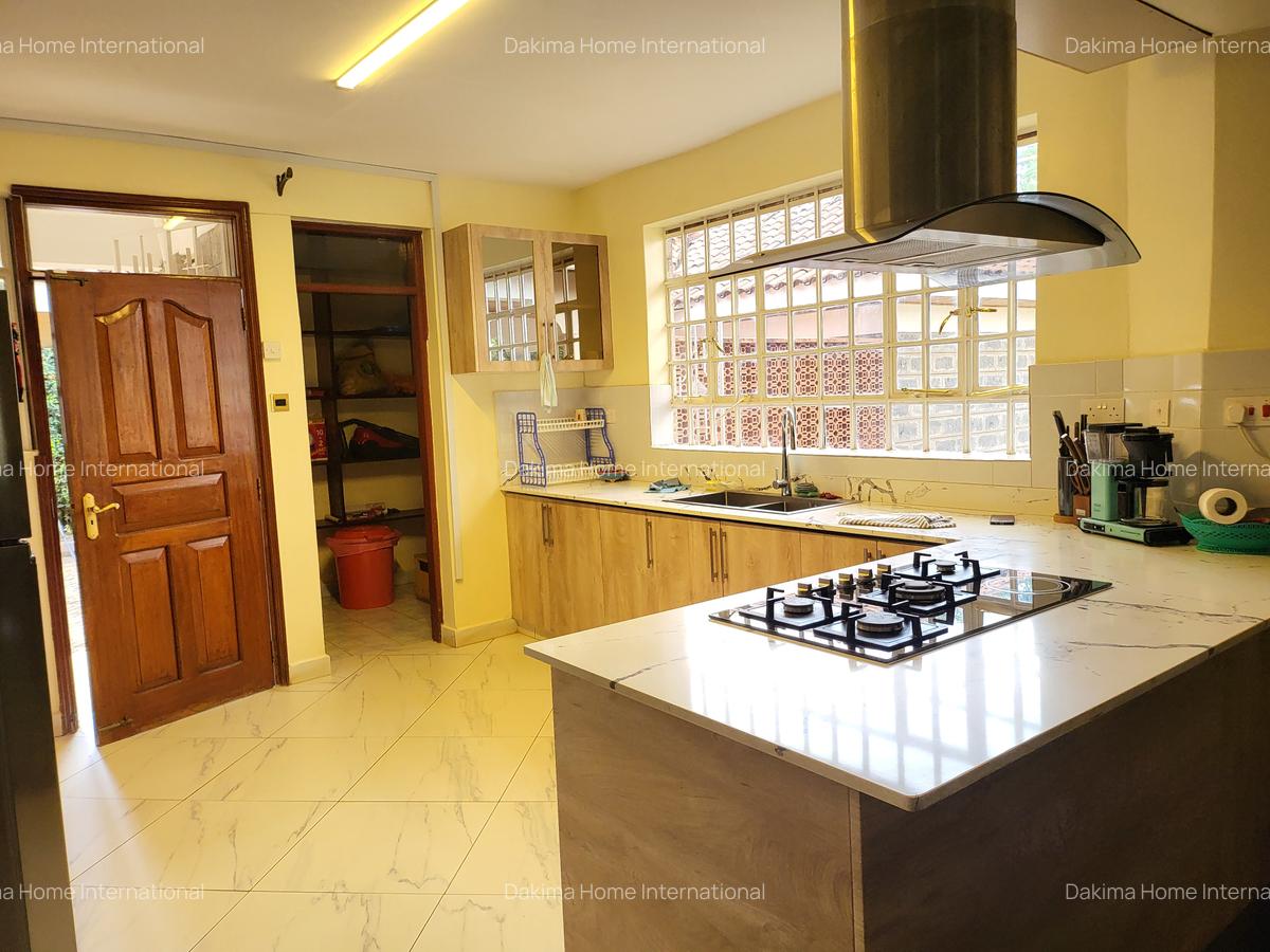 5 Bed House with En Suite in Runda - 2