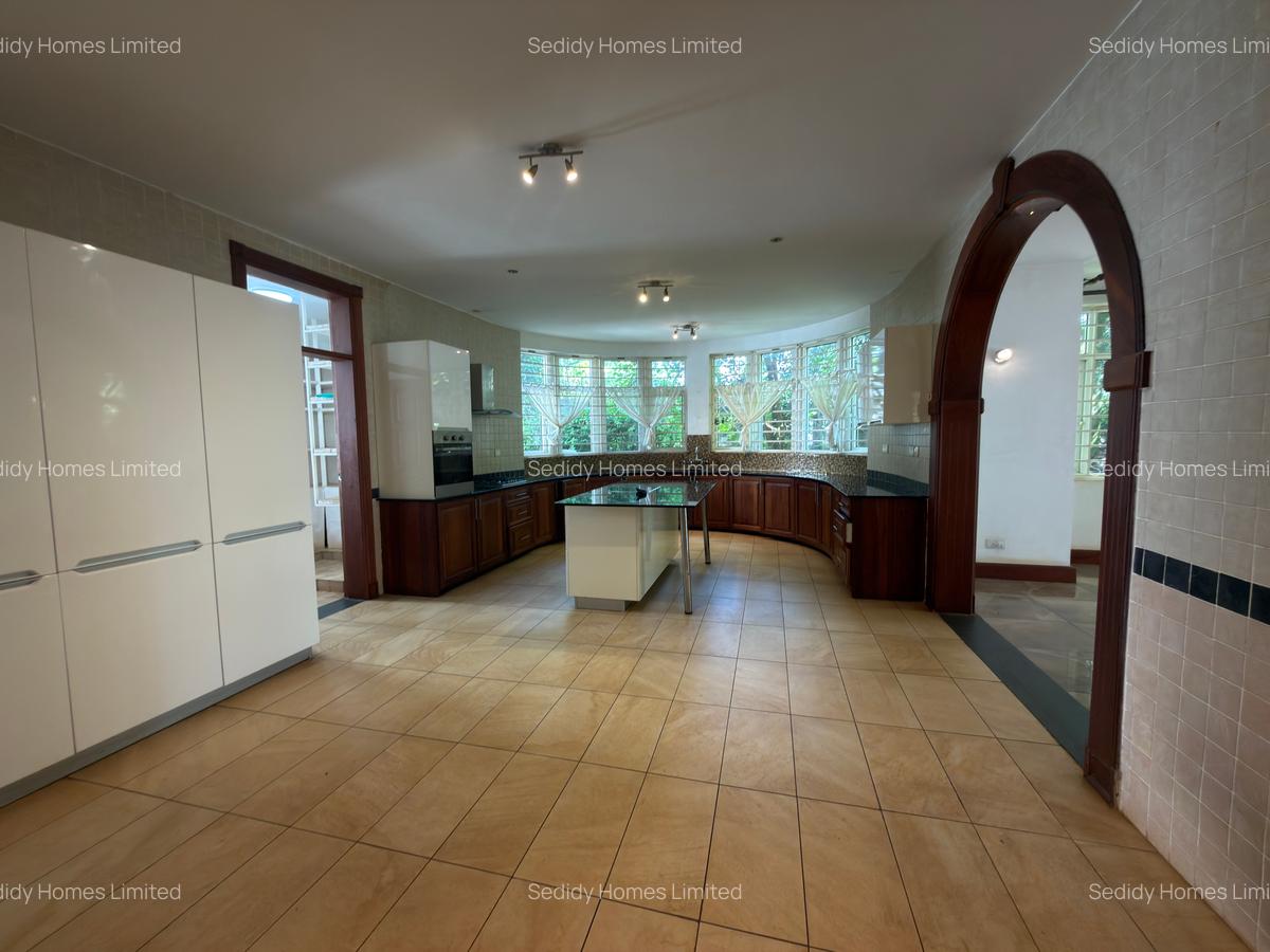 5 Bed Townhouse with En Suite in Rosslyn - 4