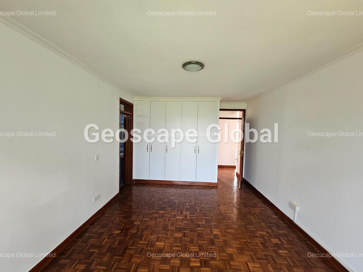 4 Bed House with En Suite in Rosslyn - 15