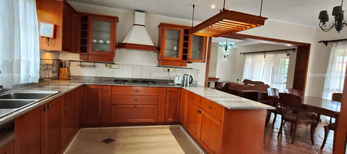 4 Bed House with En Suite in Ridgeways - 6