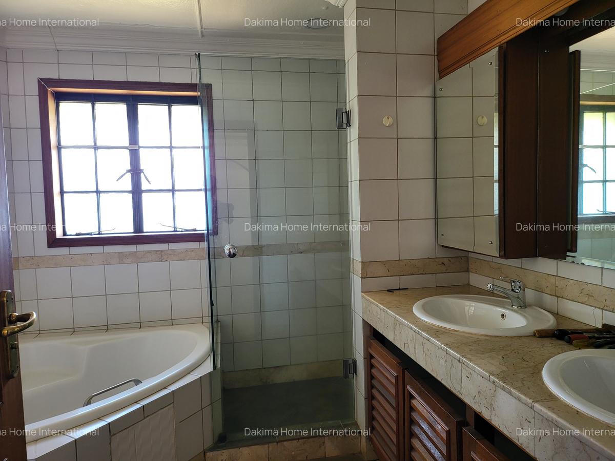 5 Bed House with En Suite in Runda - 10