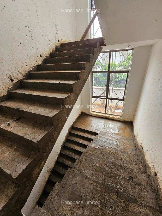 5 Bed Villa with En Suite in Lavington - 17