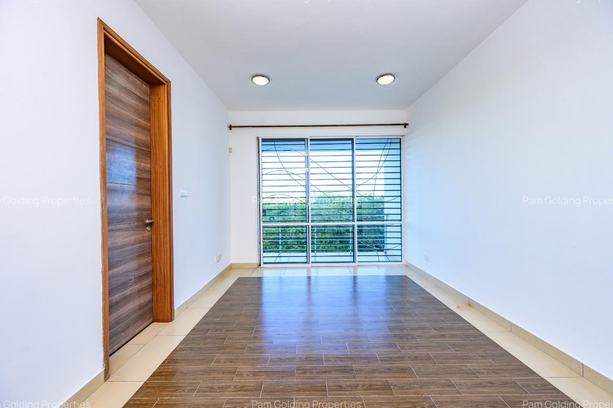 4 Bed Apartment with En Suite at Greenwood Drive - 16