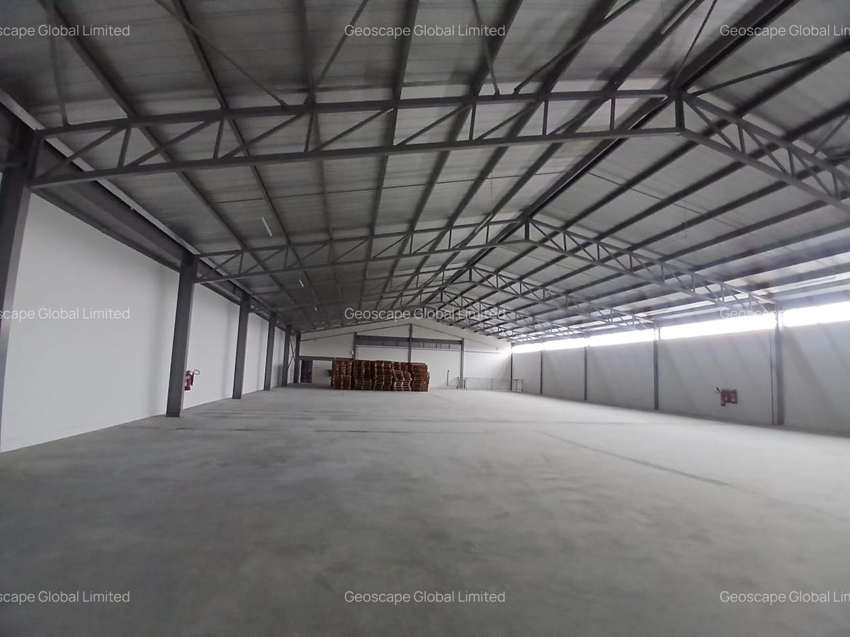 17,000 ft² Warehouse with Parking in Industrial Area - 2