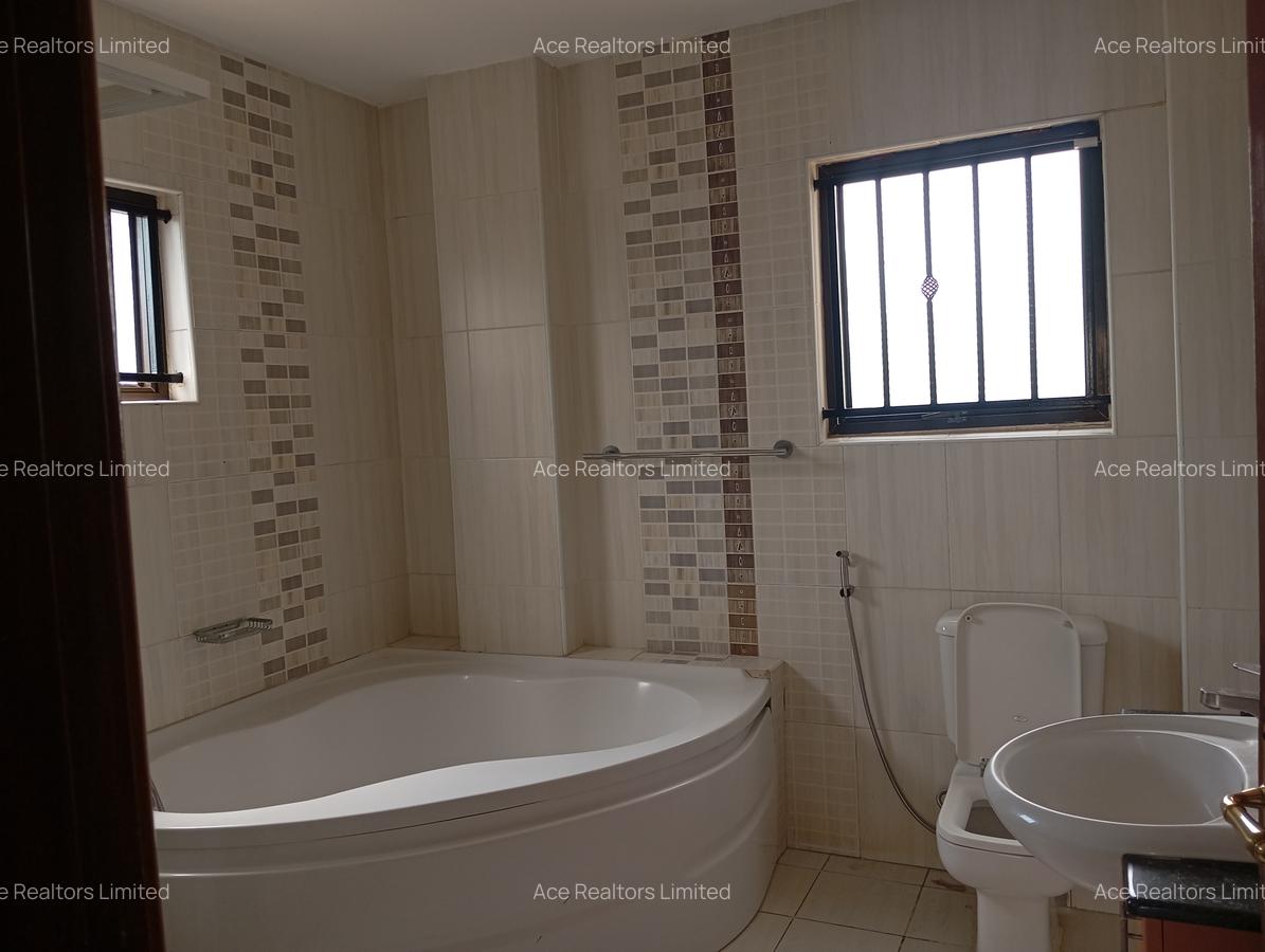 3 Bed Apartment with En Suite at Hatheru Road - 16