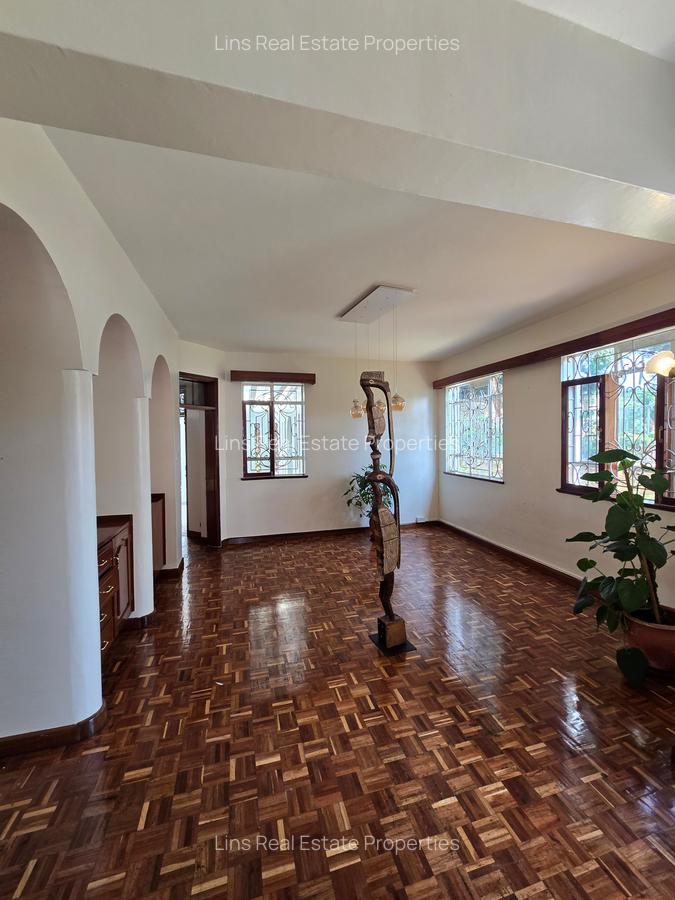 5 Bed House with En Suite in Nyari - 18