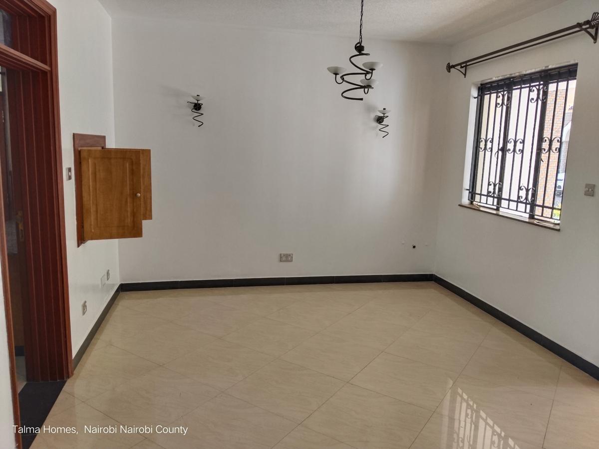 4 Bed Townhouse with En Suite at Brookside Area - 5