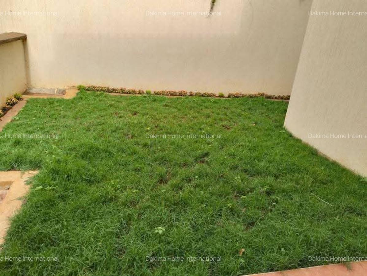 4 Bed Townhouse with En Suite in Brookside - 10