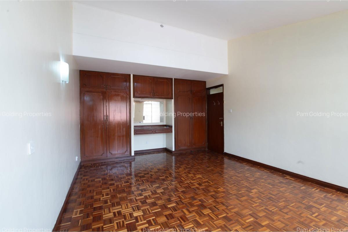 4 Bed Villa with En Suite at School Lane - 8