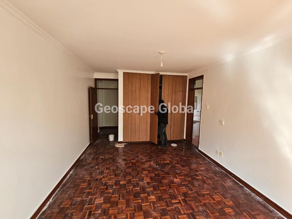 5 Bed House with En Suite in Rosslyn - 11