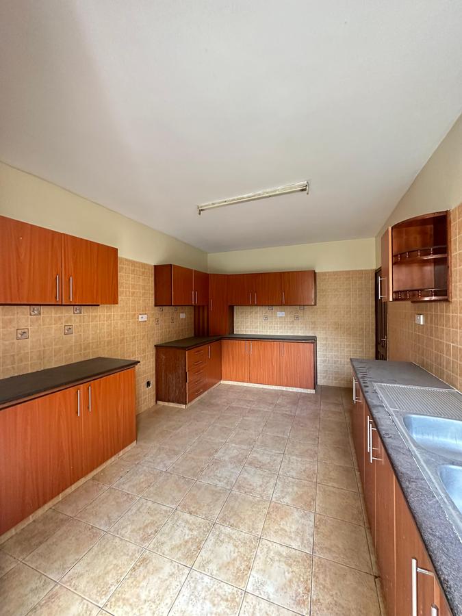 5 Bed Townhouse with En Suite in Lavington - 3