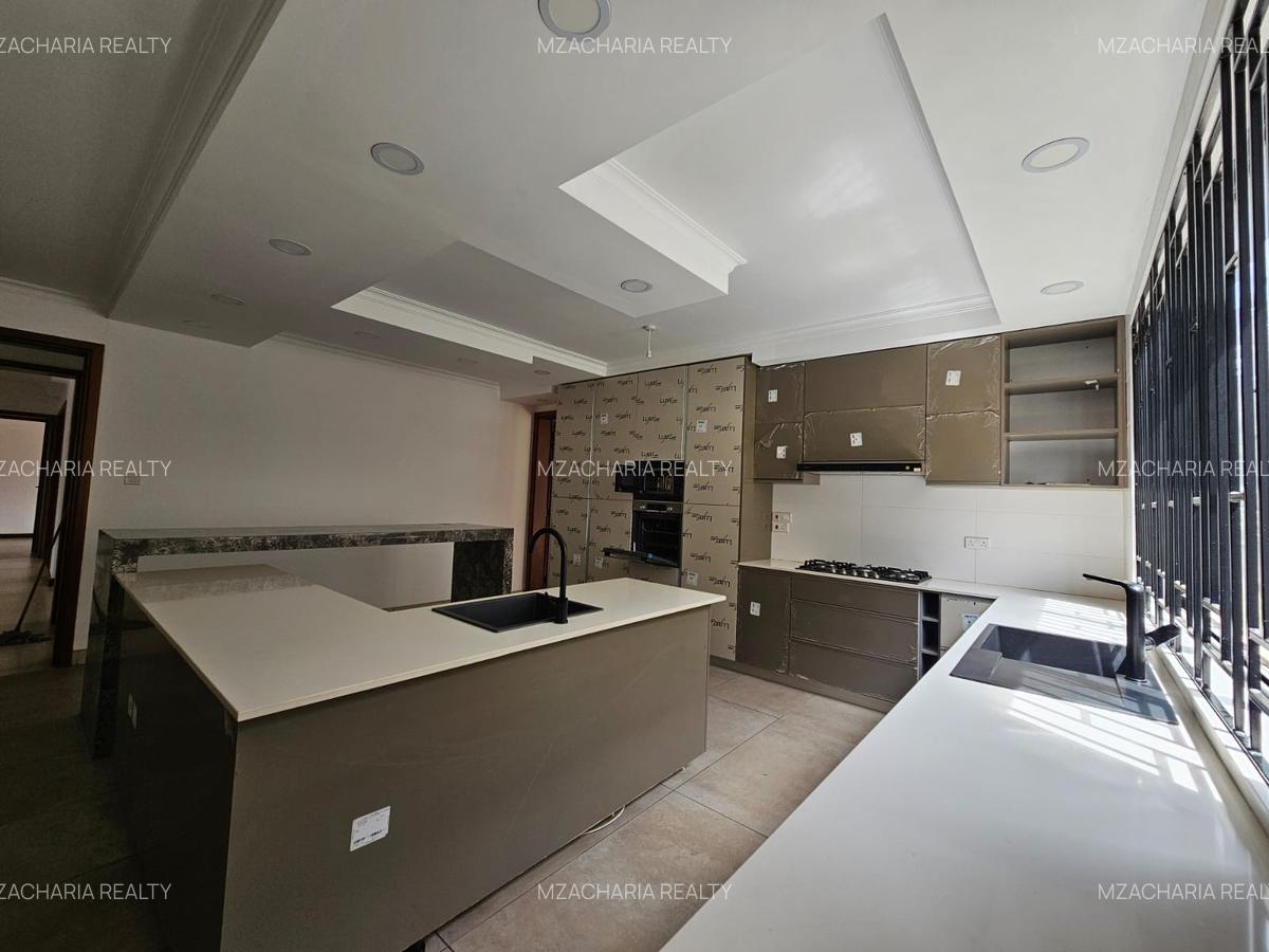 6 Bed Villa with En Suite in Lavington - 2