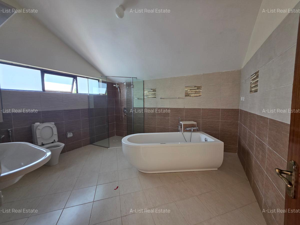 4 Bed House with En Suite at Grevillea Grove - 13