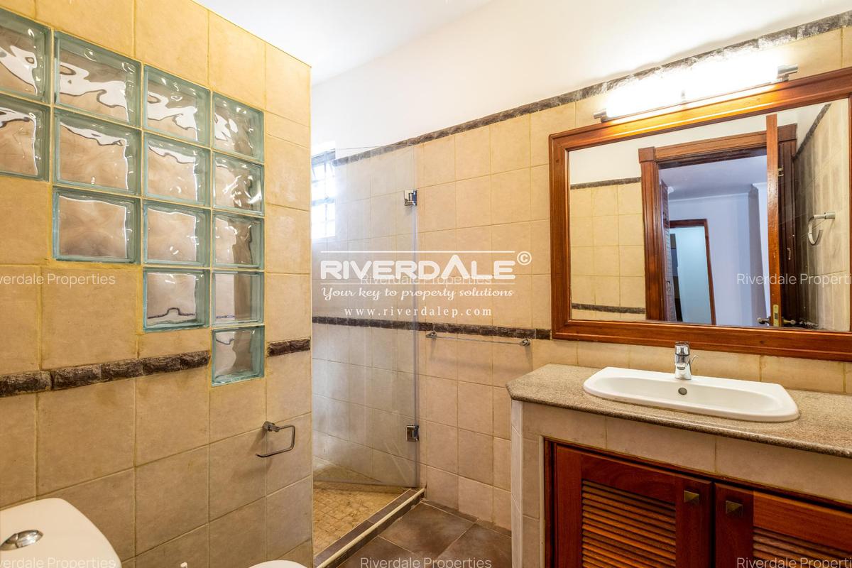 4 Bed Villa with En Suite in Westlands Area - 6