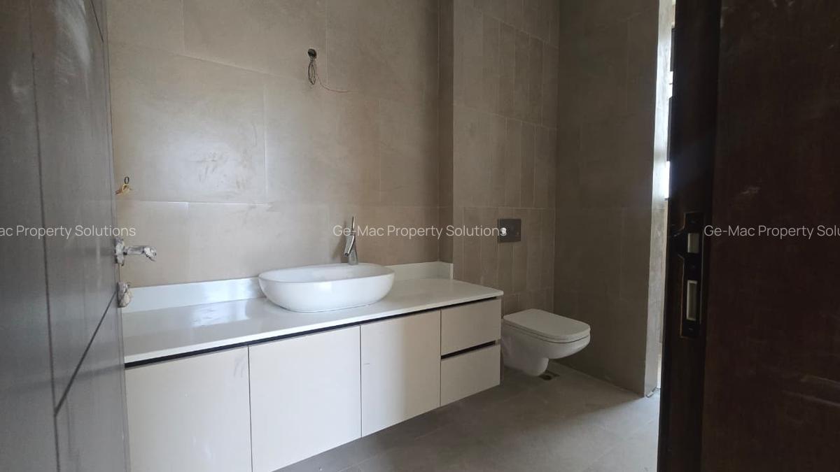 5 Bed House with En Suite in Lavington - 18