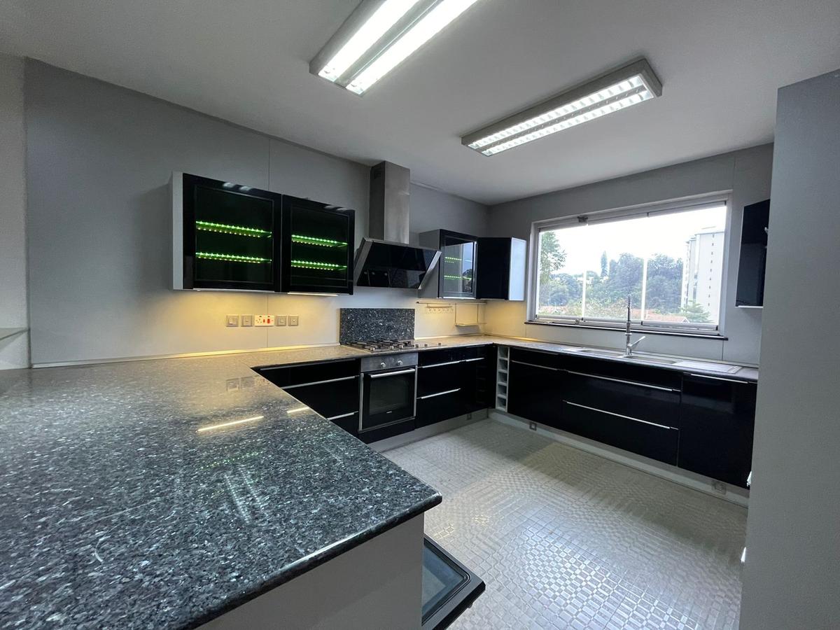 3 Bed Apartment with En Suite in Riverside - 3