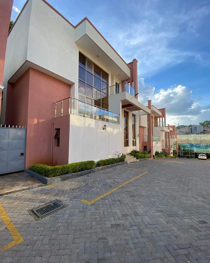 5 Bed Townhouse with En Suite in Lavington - 1